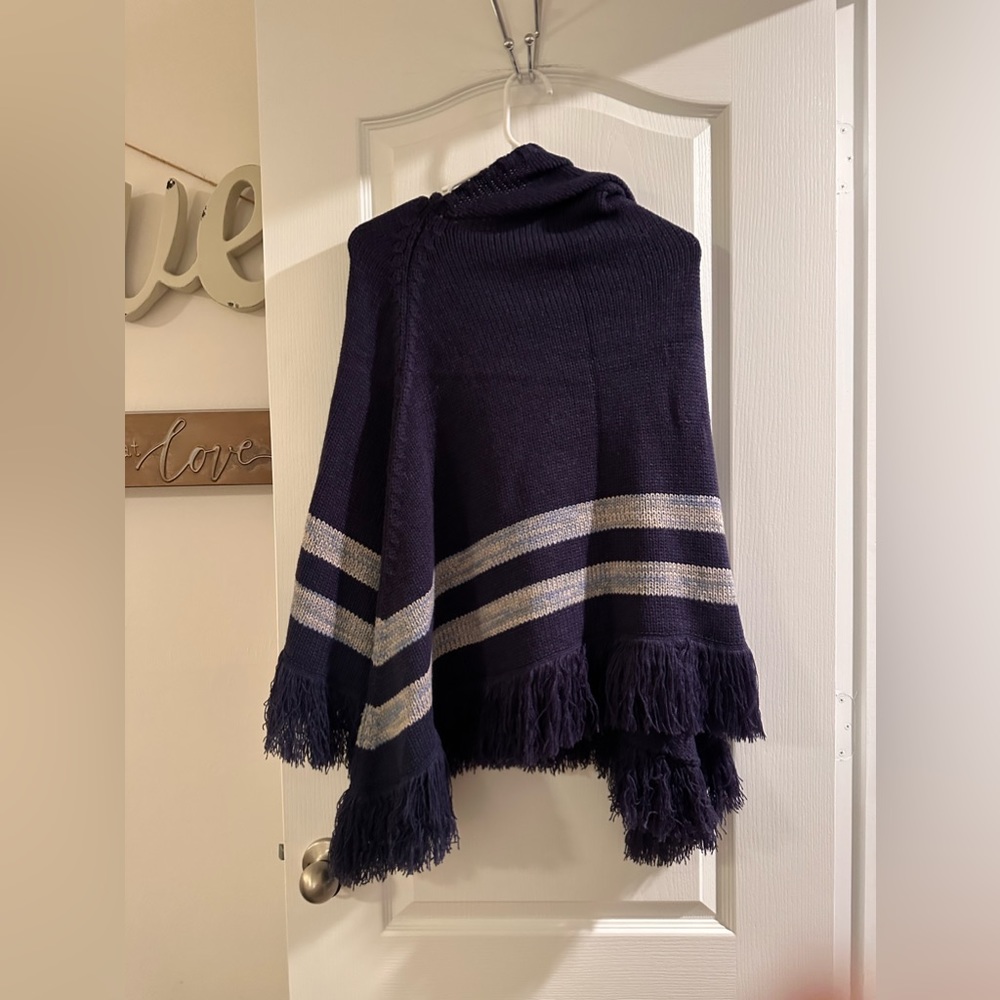 Hooded poncho/cape